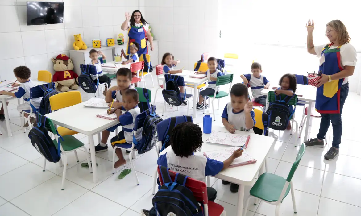 Uma em cada 10 crianças de 4 e 5 anos não vai à escola em 876 cidades