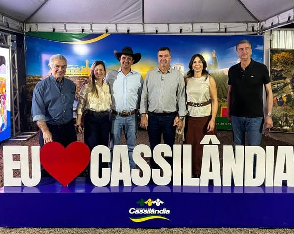 Reinaldo Azambuja é homenageado em Cassilândia e cita a cidade como exemplo de desenvolvimento
