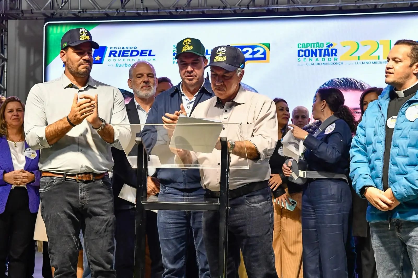 Reinaldo assina 22 compromissos em evento com 1,7 mil cristãos em Campo Grande