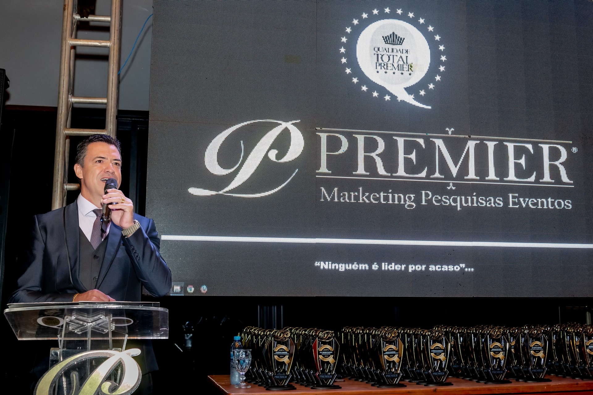 PREMIER entrega prêmio Qualidade Total para profissionais e empresas de Maracaju.