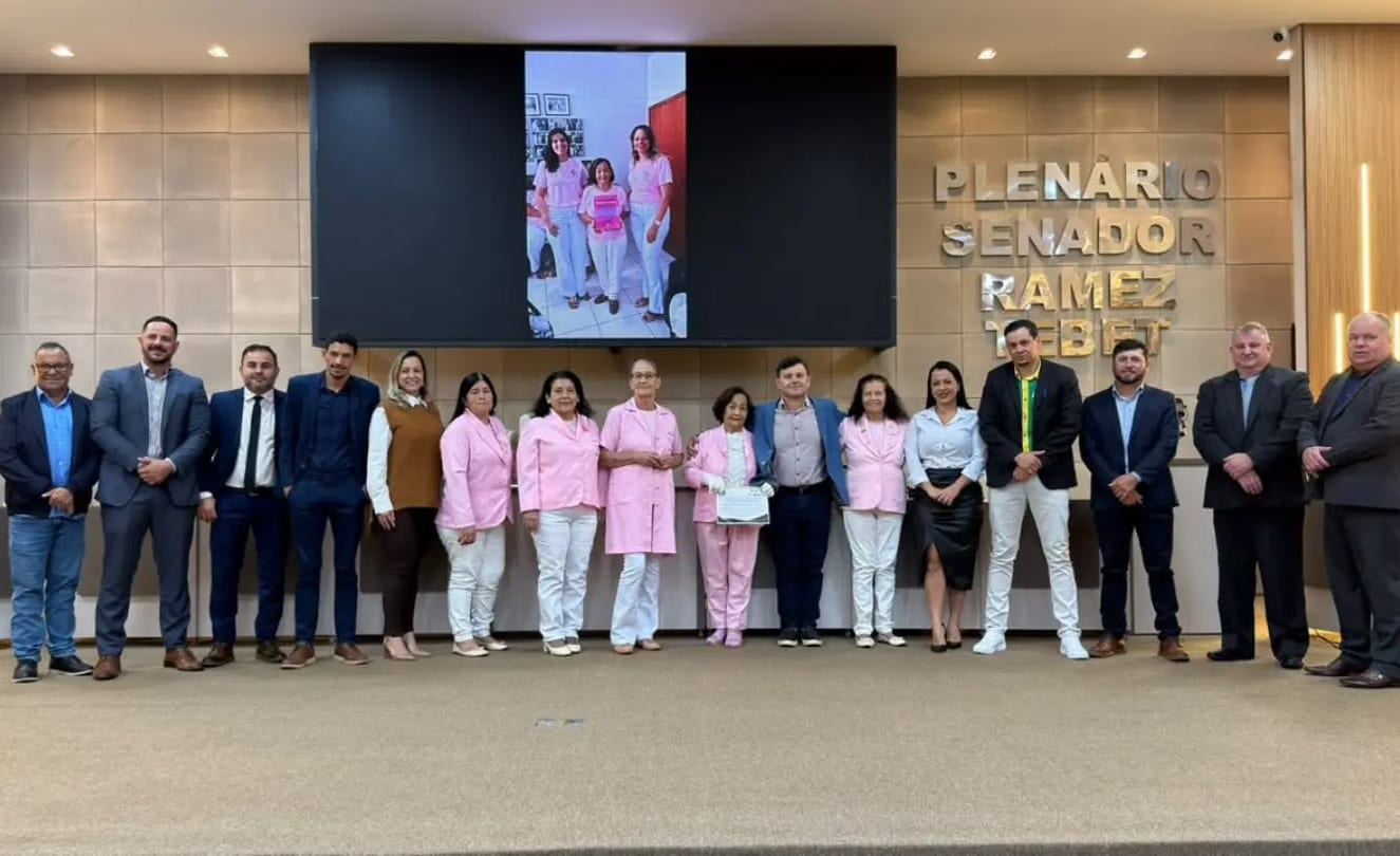 Câmara de Rio Brilhante presta homenagem à Rede Feminina de Combate ao Câncer e à equipe de Regulação da Saúde.