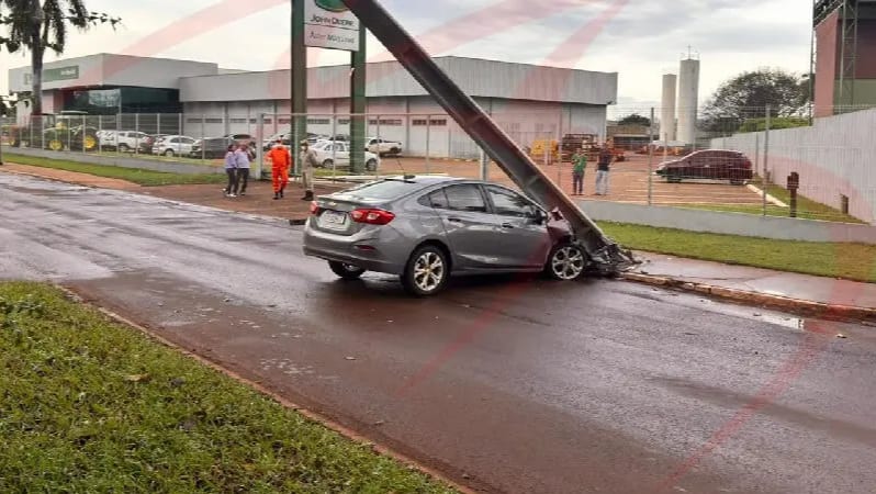 Médica desvia de cachorro e derruba poste de energia em Maracaju