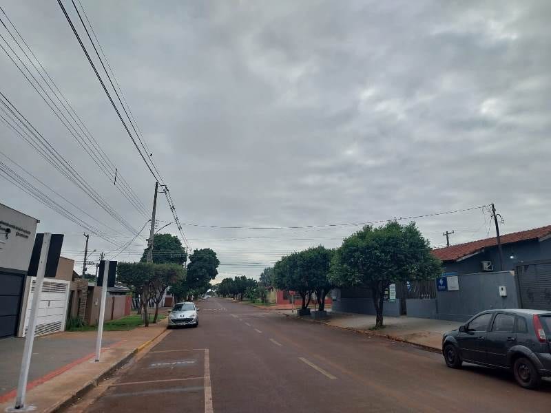 Frente fria e pancadas de chuva mantêm o tempo instável e fecham o tempo nesta segunda-feira em Maracaju