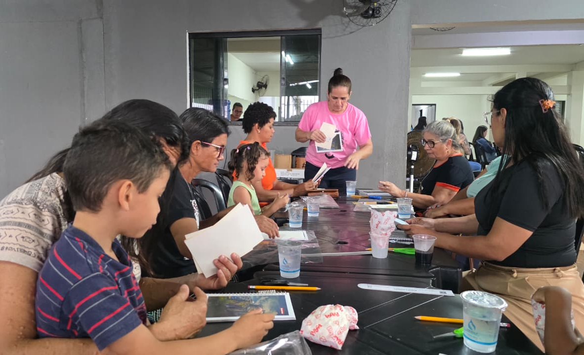 Oficina de Cadernos Customizados estimula criatividade e independência financeira de mulheres em Maracaju.