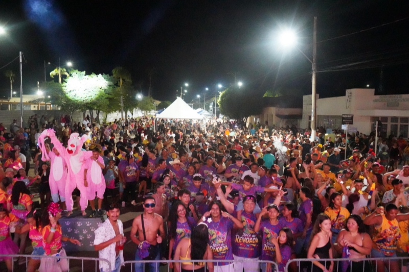 Na Pegada da Alegria: primeira noite do Nioaque Folia 2026 reúne multidão e movimenta a cidade