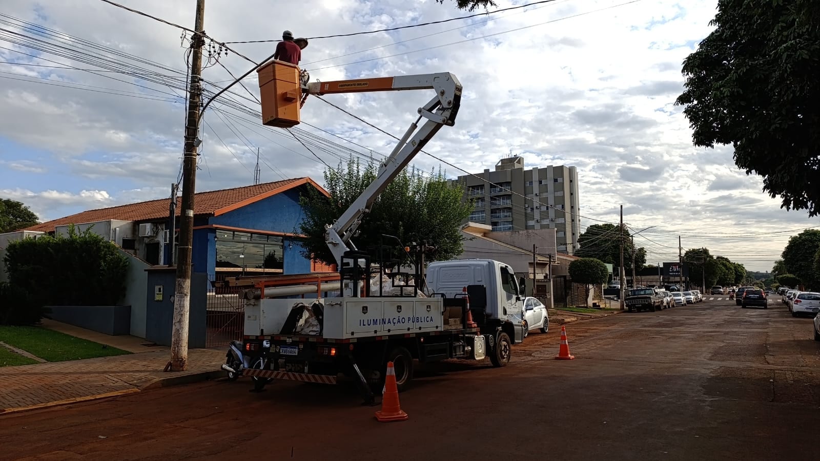 Prefeitura de Maracaju avança na modernização da iluminação pública com instalação de lâmpadas de LED.