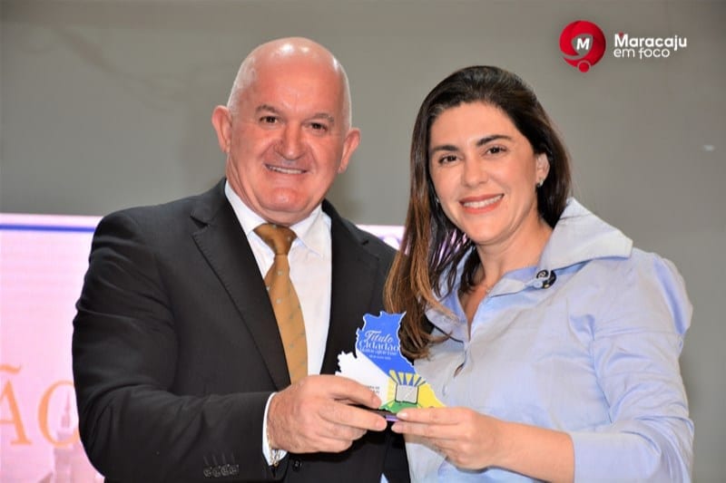 Durante as comemorações dos 102 anos de Maracaju, Viviane Luiza recebe uma das principais honrarias do município