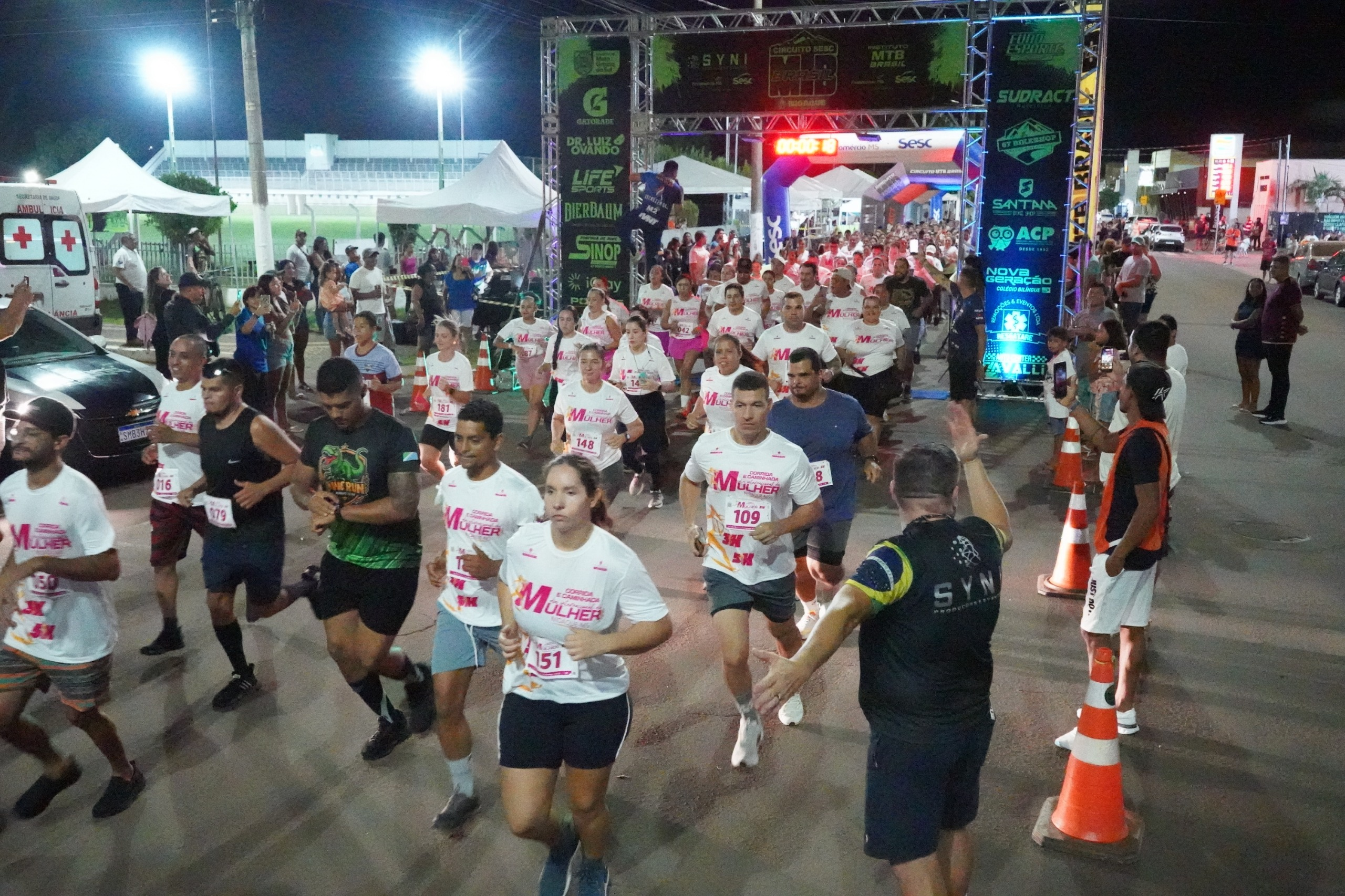 Primeira corrida noturna de Nioaque reúne atletas e famílias em celebração ao Dia da Mulher