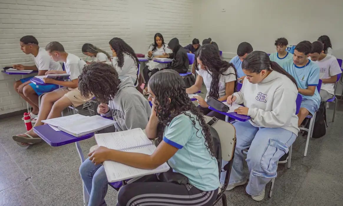 Brasil melhora desempenho escolar no longo prazo, mas patamar é baixo