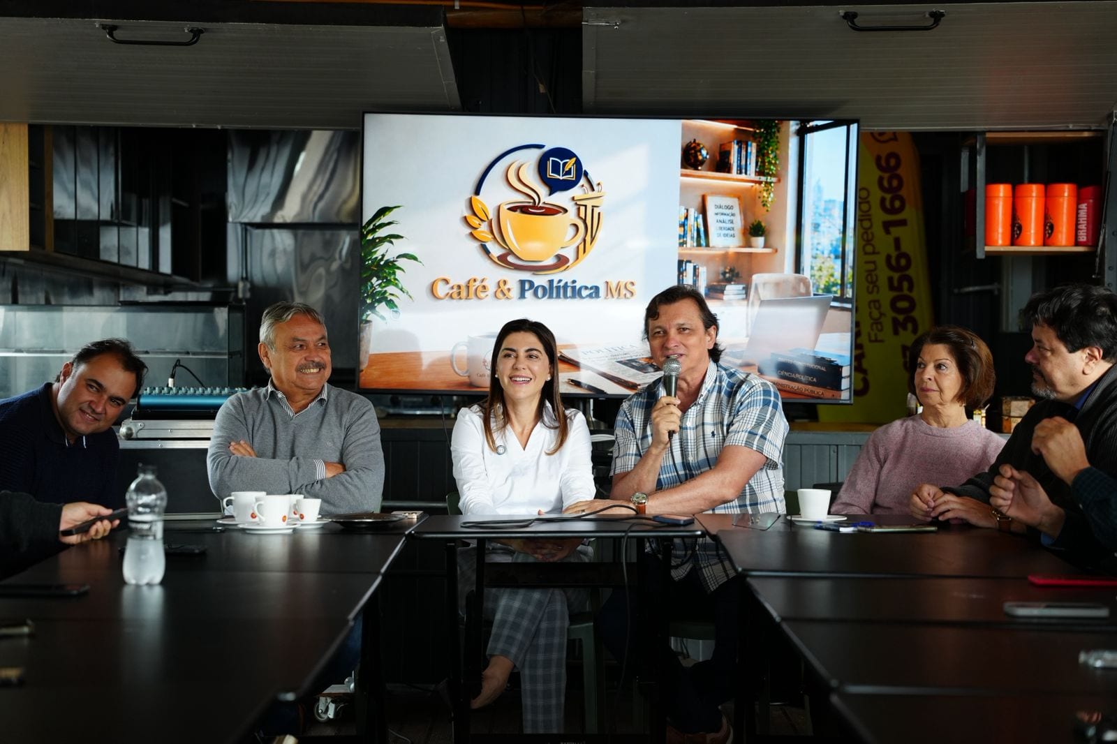 Através do diálogo com diferentes setores e domínio técnico, Viviane Luiza desponta como a grande força política em encontro com autoridades no “Café & Política MS”