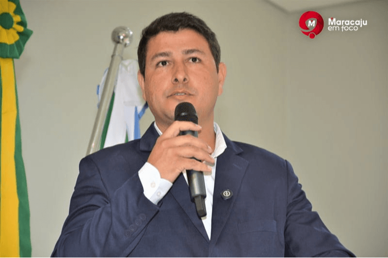 Vereador Daniel Esquivel solicita limpeza de rua e homenageia servidor aposentado na Sessão da Câmara.