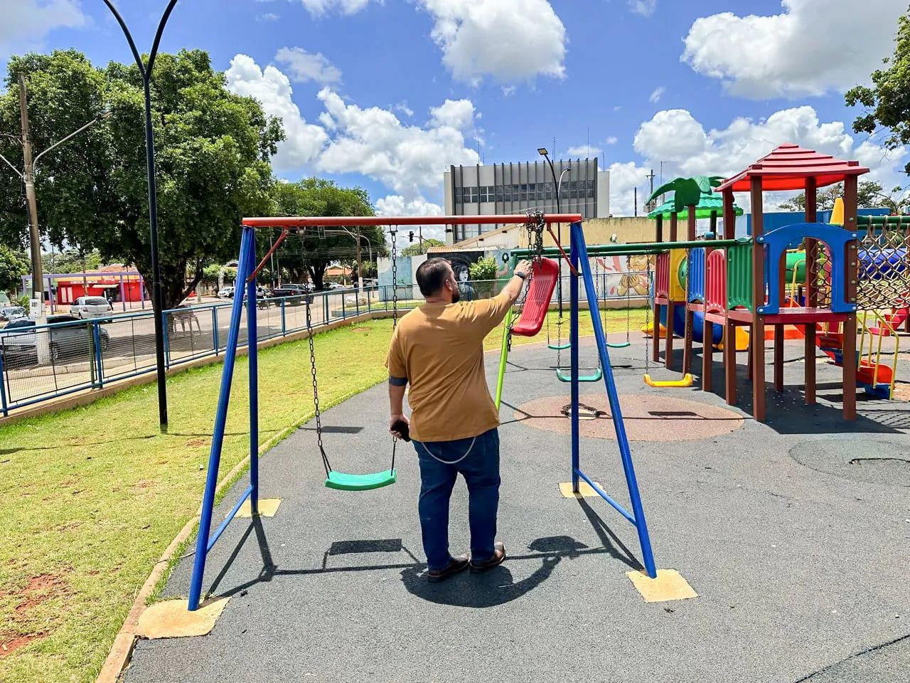Robert Ziemann busca esclarecimentos sobre reforma do playground da Praça Central