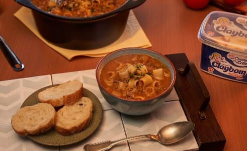 Receita de Sopa Cremosa de Batata com Carne Desfiada e Macarrão para os dias frios