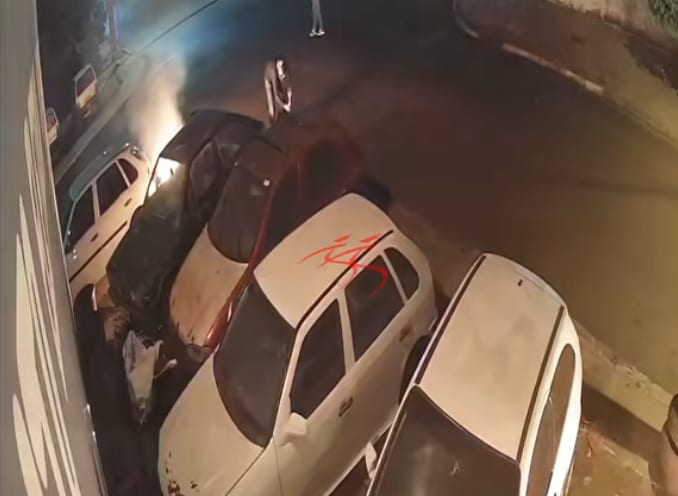 Dupla encapuzada joga coquetéis molotov em carros de oficina em Maracaju.