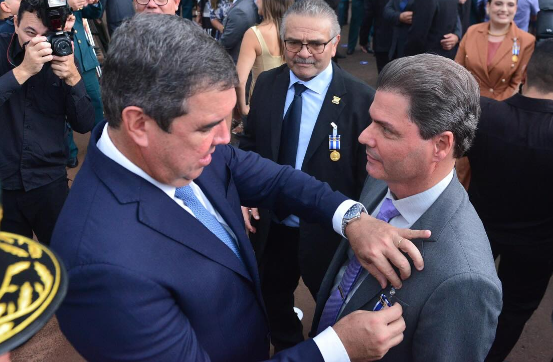 Prefeito Marcos Calderan recebe Medalha Tiradentes em solenidade com presença do Governador Eduardo Riedel