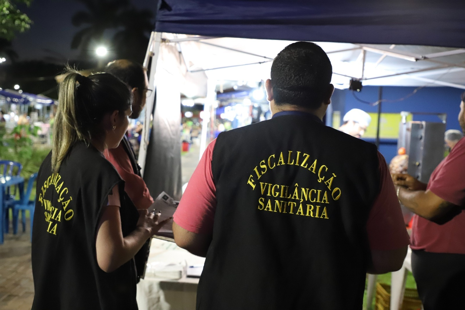 Prefeitura de Maracaju realiza ação orientativa de fiscalização sanitária no Sextou na Feira.