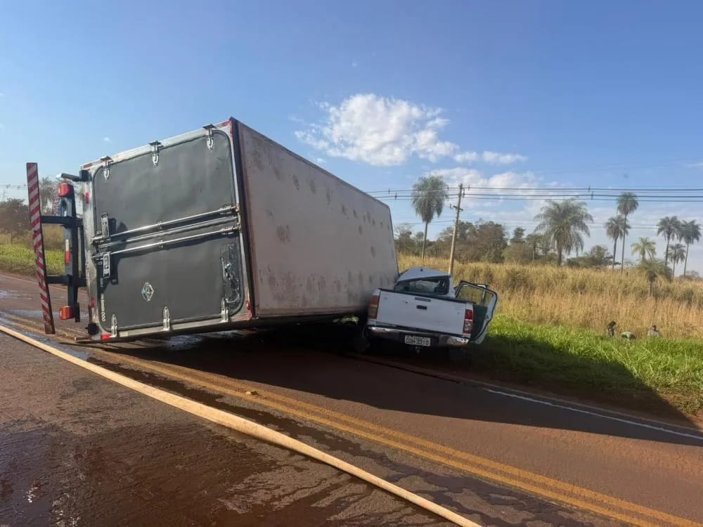 Colisão entre caminhão e Toyota Hilux mobiliza equipes de resgate na MS-162, em Maracaju