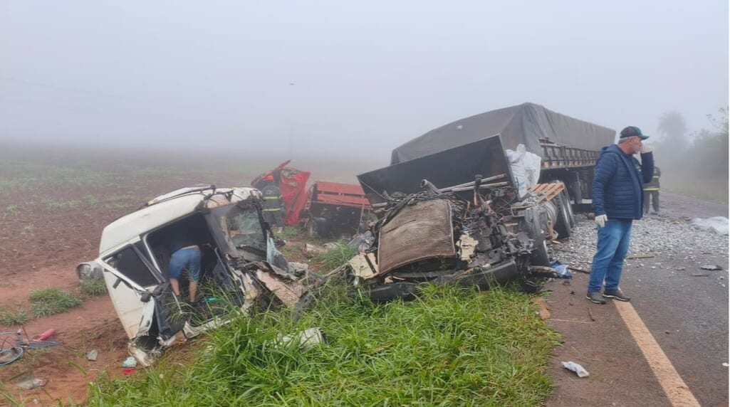 Colisão entre carreta e caminhão deixa 1 morto e outro ferido na MS-157 entre Maracaju e Itaporã.