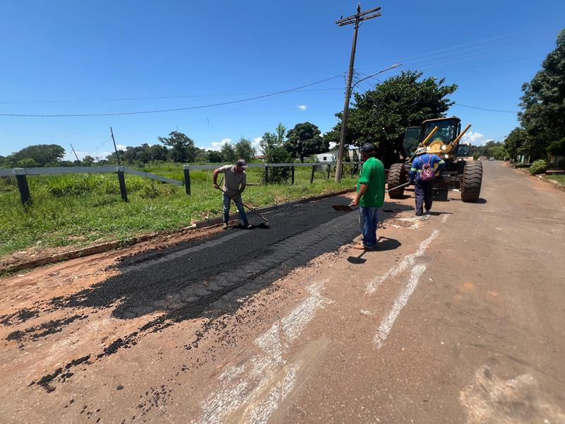 Operação Tapa-Buraco avança em Nioaque: Avenida com problemas a mais de 20 anos está na etapa atual