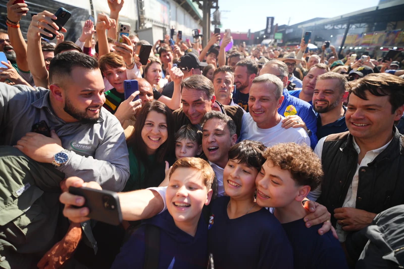 "Vamos fazer com que a comida volte a ficar barata, como era na época do presidente Bolsonaro", afirma Flávio Bolsonaro
