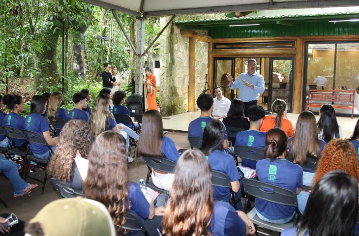 Para encerrar projeto sobre educação política, governador recebe alunos de escola estadual de Paranhos