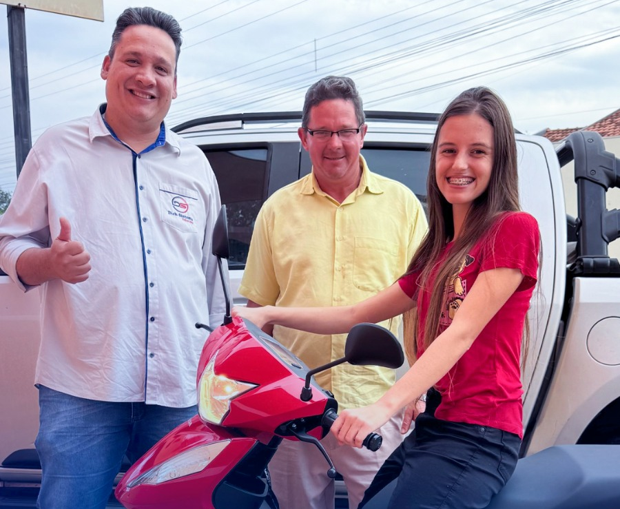 Disk Sistema entrega motocicleta para ganhadora da promoção de 25 anos