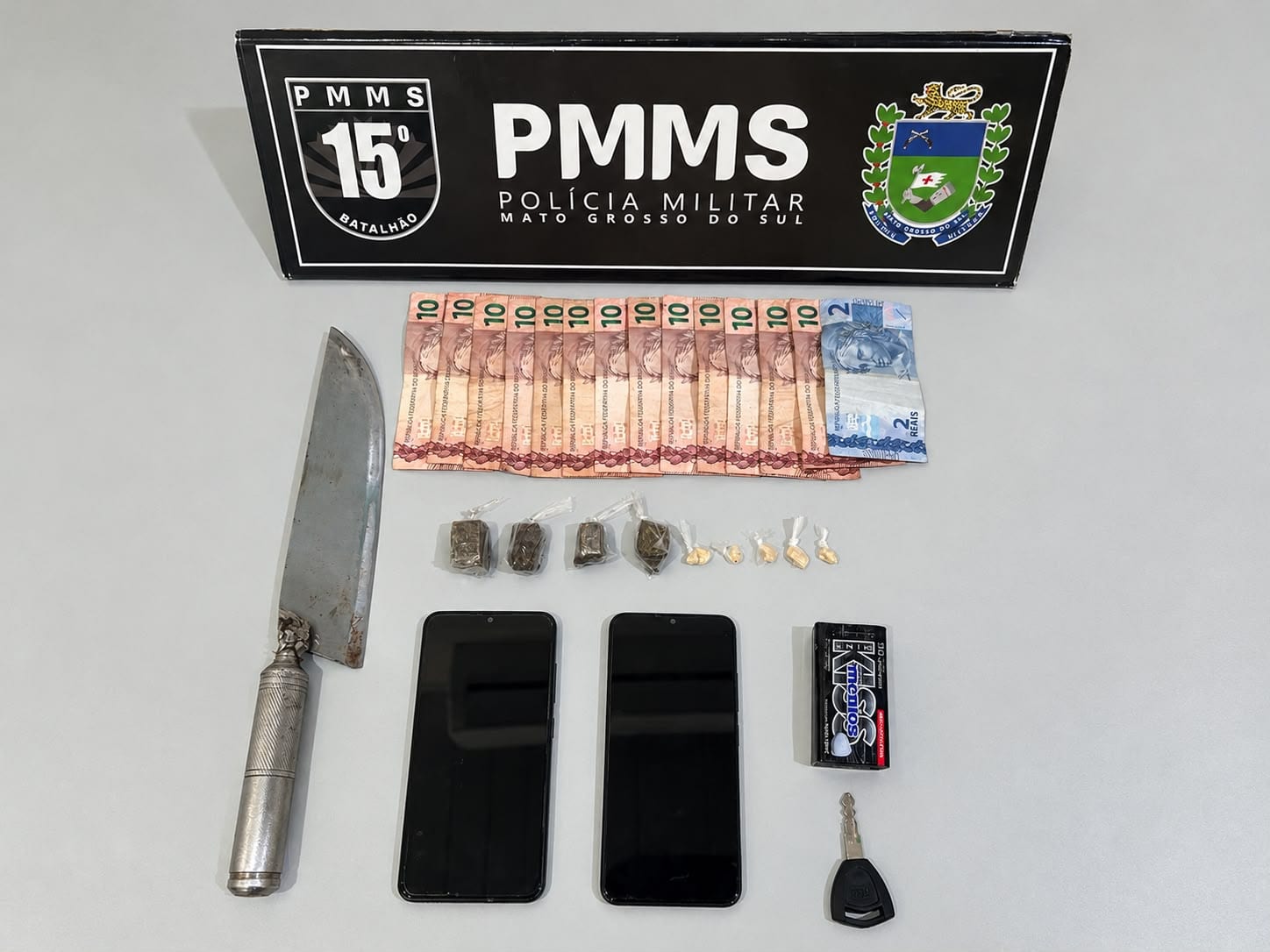 Polícia Militar de Maracaju prende suspeito por tráfico de drogas e apreende entorpecentes, faca e motocicleta.