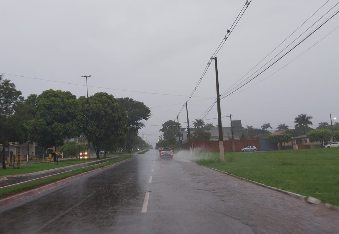 Chegada de frente fria derruba termômetros e traz chuva para Maracaju