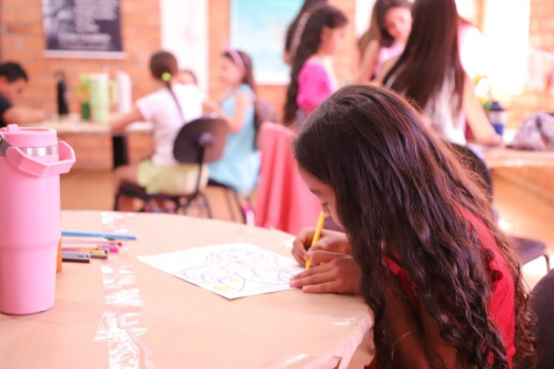Oficinas de férias animam Biblioteca Comunitária com arte, leitura e criatividade.