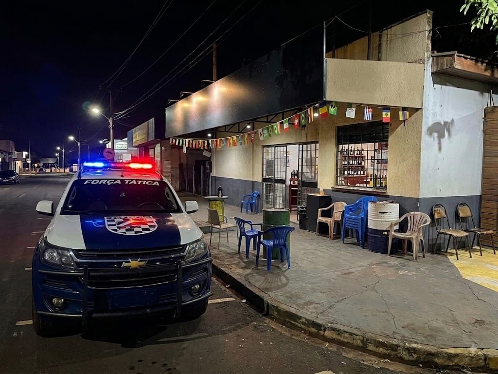 Força Tática do 15º BPM constata funcionamento irregular de estabelecimento após horário determinado em Maracaju