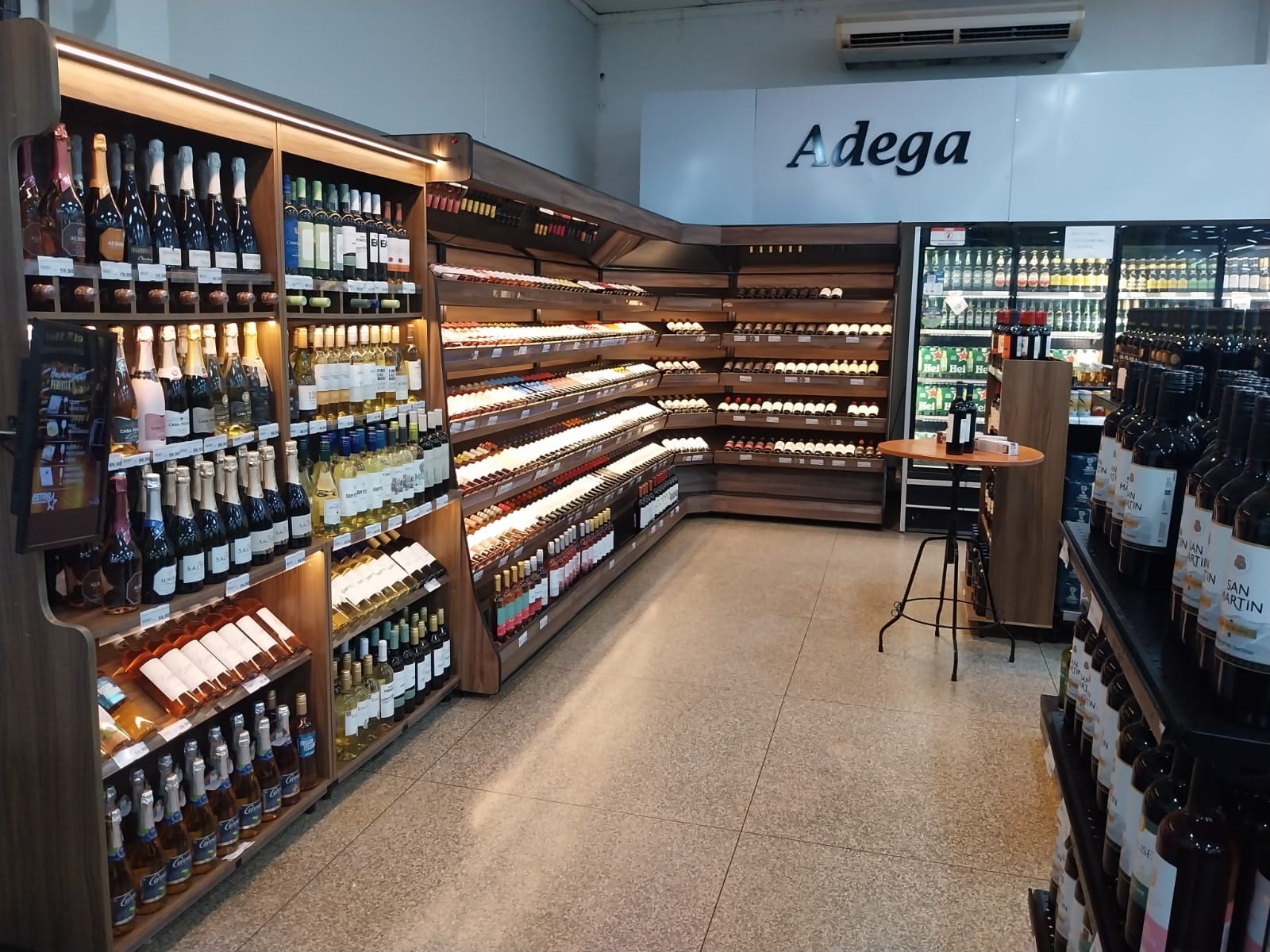 Supermercado Estrela reinaugura adega moderna e amplia opções de vinhos nacionais e importados em Maracaju
