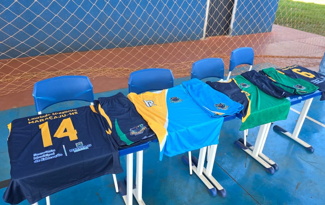 Prefeitura de Maracaju entrega uniformes esportivos para estudantes da Escola Agrícola Laurindo Stragliotto.