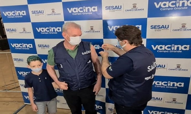 Dia D de Vacinação contra a Covid-19 é marcada pela vacinação do secretário de saúde com dose de reforço