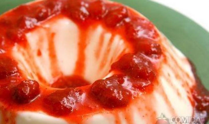 Receita de Flan de iogurte natural com geleia de morango
