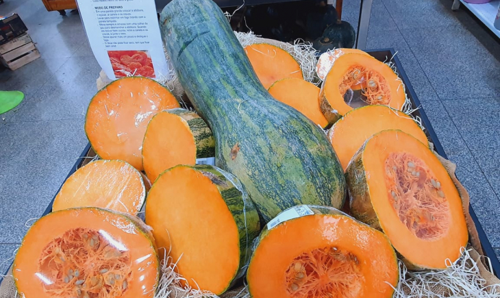 Supermercados Estrela conta com a saborosa ‘abóbora-de-pescoço’, tamanho gigante para receitas e doces especiais!