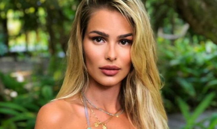 Yasmin Brunet surge de topless em praia, mas tatuagem no corpo se destaca
