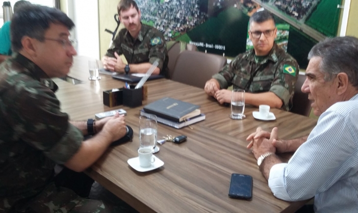 Prefeito Maurílio Azambuja recebe 9º Grupo de Artilharia de Campanha de Nioaque.