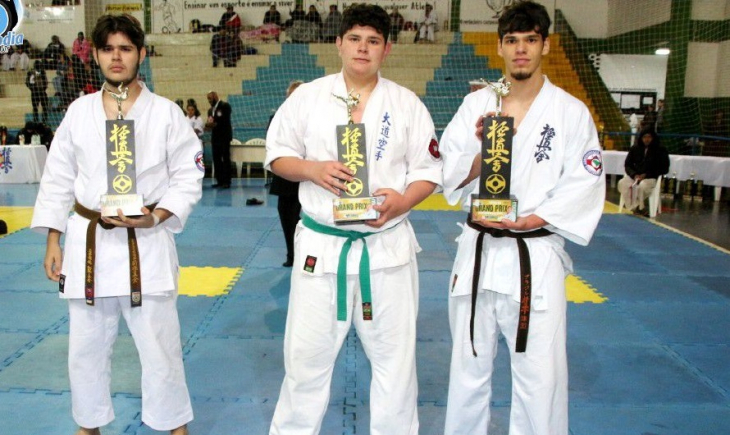 Alunos da Escola Sesi conquistam 30 medalhas no karatê, xadrez e natação