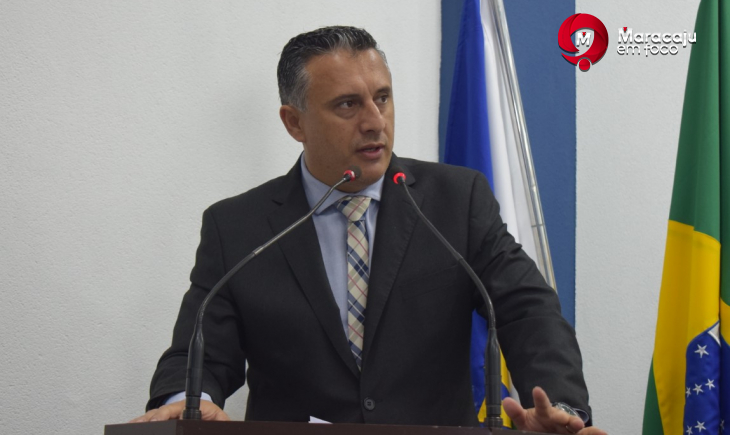 Vereador Rener Barbosa solicita poda de árvores que estão ocultando visibilidade e danificando ônibus que trafegam na cidade.