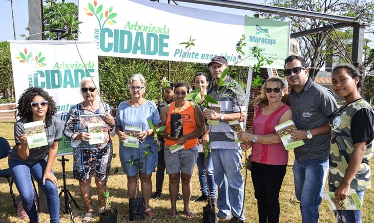 Dia da Árvore: Secretaria de Desenvolvimento Econômico e Meio Ambiente e Agentes Ambientais da SCFV Ação Jovem entregam mudas de árvores a população. Leia.