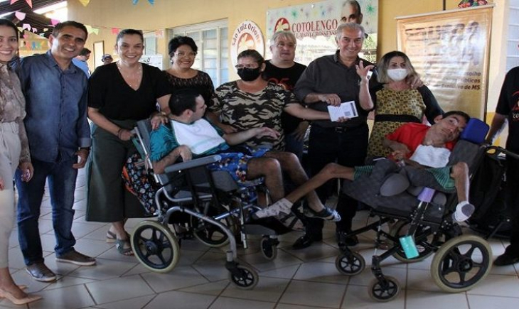Governo entrega veículo para transportar famílias atendidas pelo Cotolengo e doa casacos