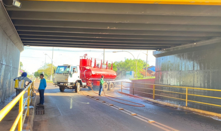 Com grande fluxo de pedestres e ciclistas, proximidades do Viaduto da BR 267 recebe limpeza e reparos da Secretaria de Obras e Urbanismo