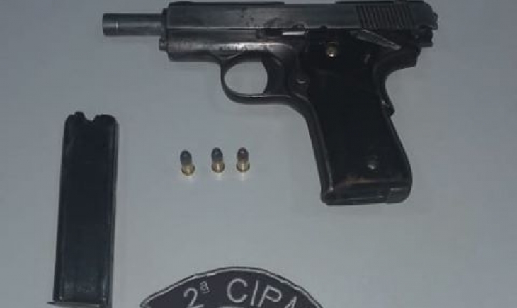 Polícia Militar prende indivíduo por ameaça e porte irregular de arma de fogo de uso permitido em Maracaju