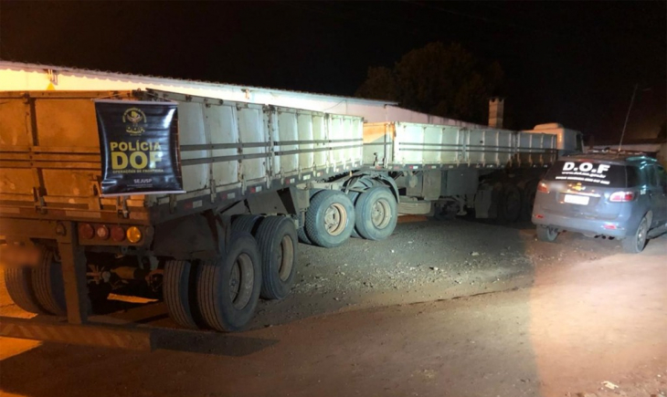 Carreta que seguia para o Mato Grosso com pneus contrabandeados do Paraguai foi apreendida pelo DOF em Maracaju.