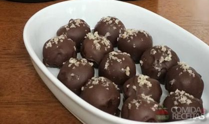 Bombom de chocolate com pasta de amendoim