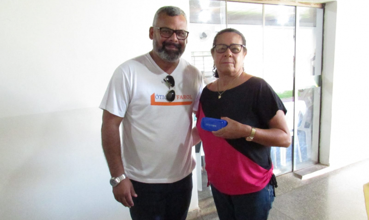 Ótica Farol realiza ação de limpeza e ajustes de óculos no Projeto Conviver.