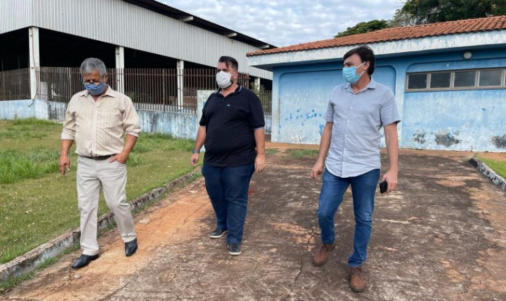 Presidente da Câmara Robert Ziemann visita Escola Municipal João Pedro Fernandes que ganhará reforma.