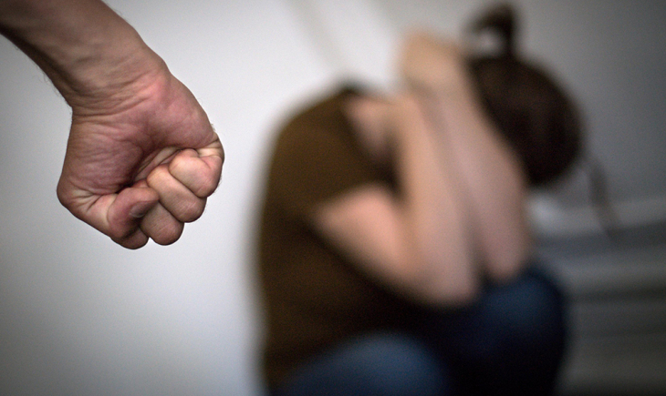 Homem agride mulher e diz “se a polícia não tivesse chegado, teria terminado o serviço”. Saiba mais.