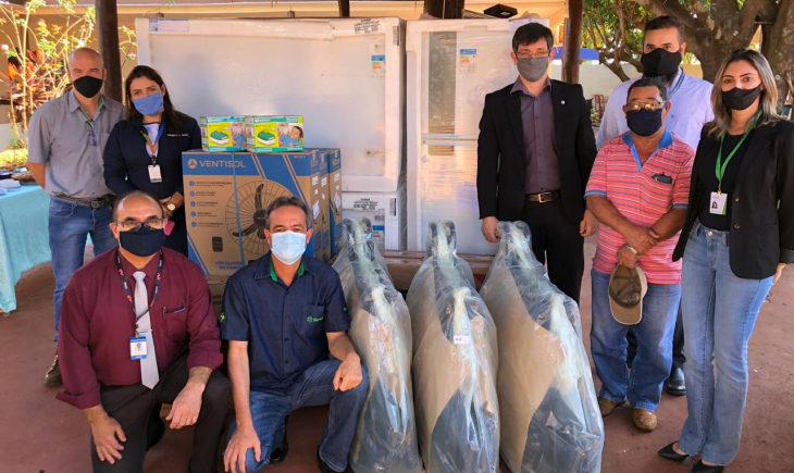 Sicredi entrega freezers, geladeira, Tvs e equipamentos para Lar do Idoso de Maracaju.