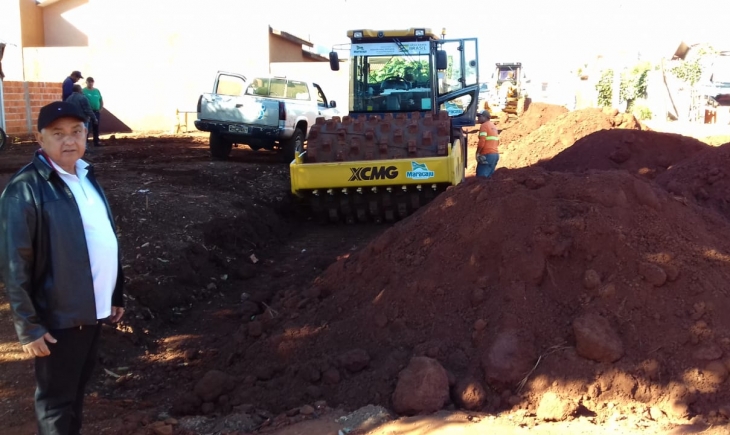 Vereador Vergílio da Banca acompanha obras de implantação de asfalto no Bairro Porto Belo e destaca qualidade dos trabalhos. Saiba mais.